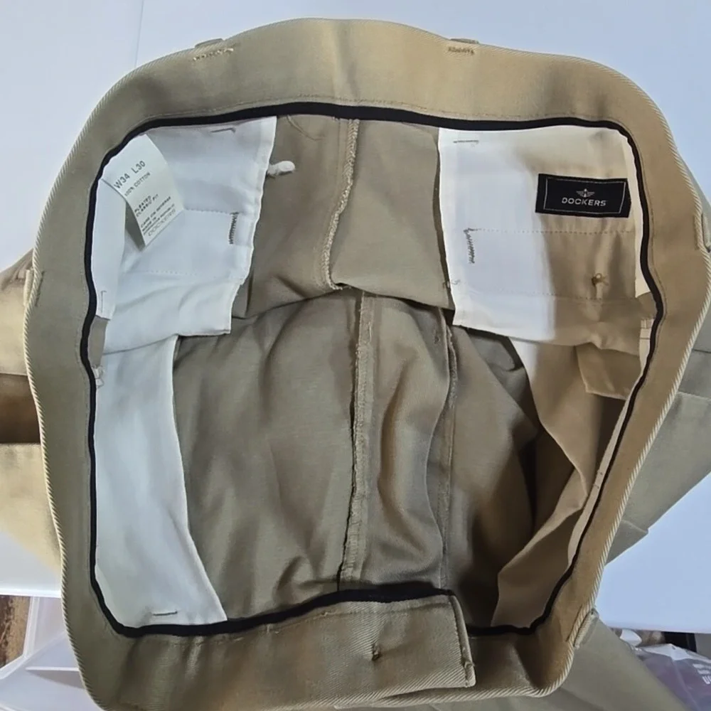 Dockers Pleated Chino Pants Mens 34x30 Khaki Classic Fit Cotton Minimalist Plain